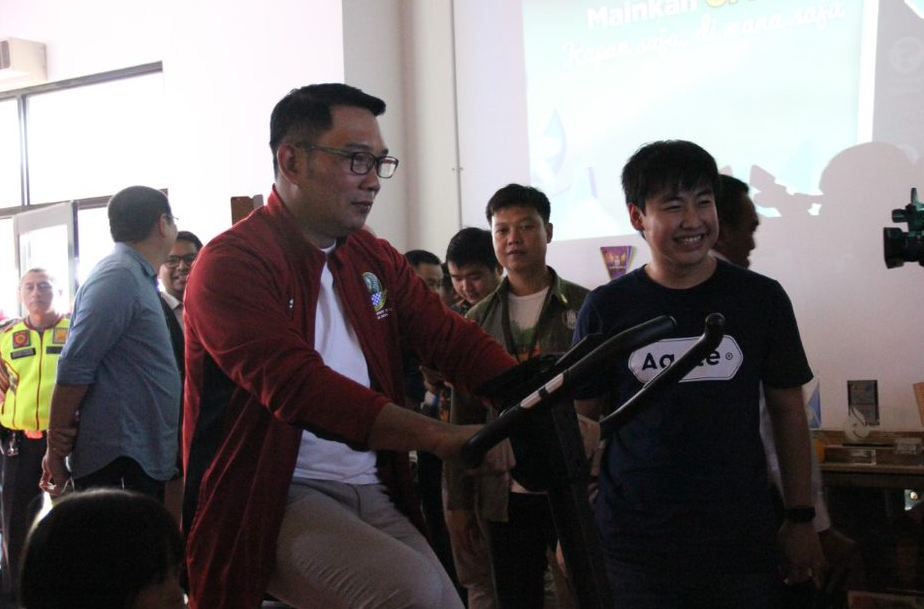 ridwan kamil trying out augmented reality cycling game